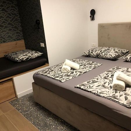 Omis - Private Ensuite Room With Balcony - Hotel Style Eksteriør billede